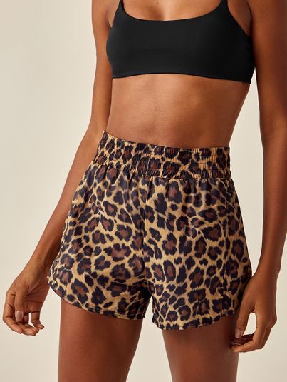 Shorts Runner Curto Estampa Onça